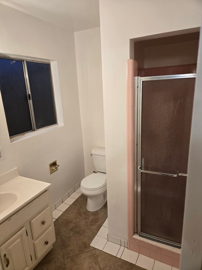mbr bath - 7637 N Claybeck Ave