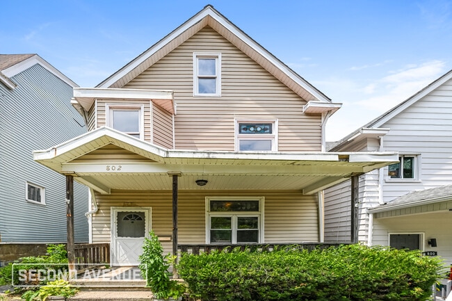Building Photo - 802 Dubois St