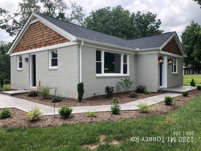 Building Photo - 2 Bed / 1 Bath Single Family (Available Now)
