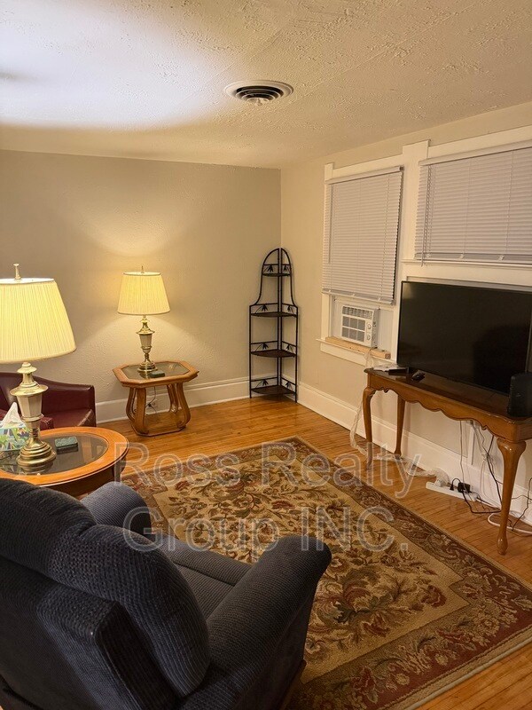 Foto principal - 2835 Midwood Ave