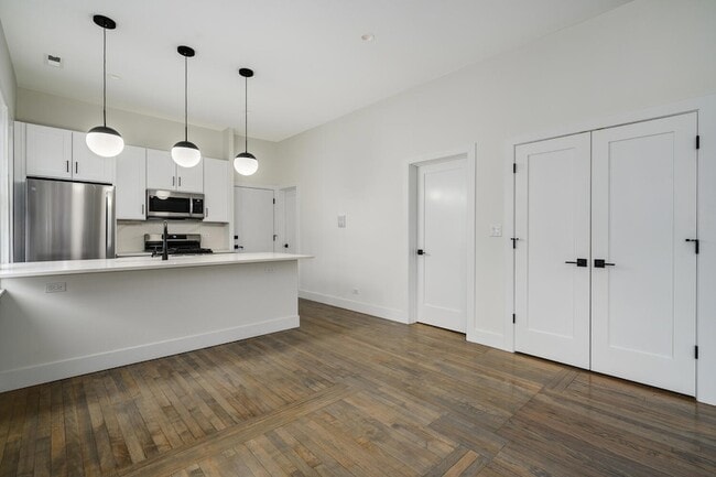 Building Photo - 2137 N Maplewood Ave