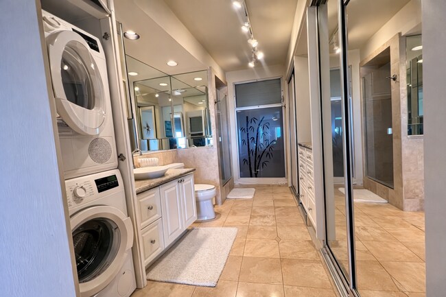 Building Photo - Waikiki Beach Front Condo! 1Bd/1Ba/1Prkg Furnished, W/D, Elec included, & MORE!
