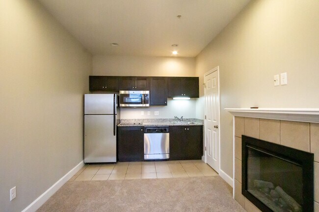 Foto del edificio - Contemporary Townhouse w Electric Fireplace, DW, & Juliette Balcony!