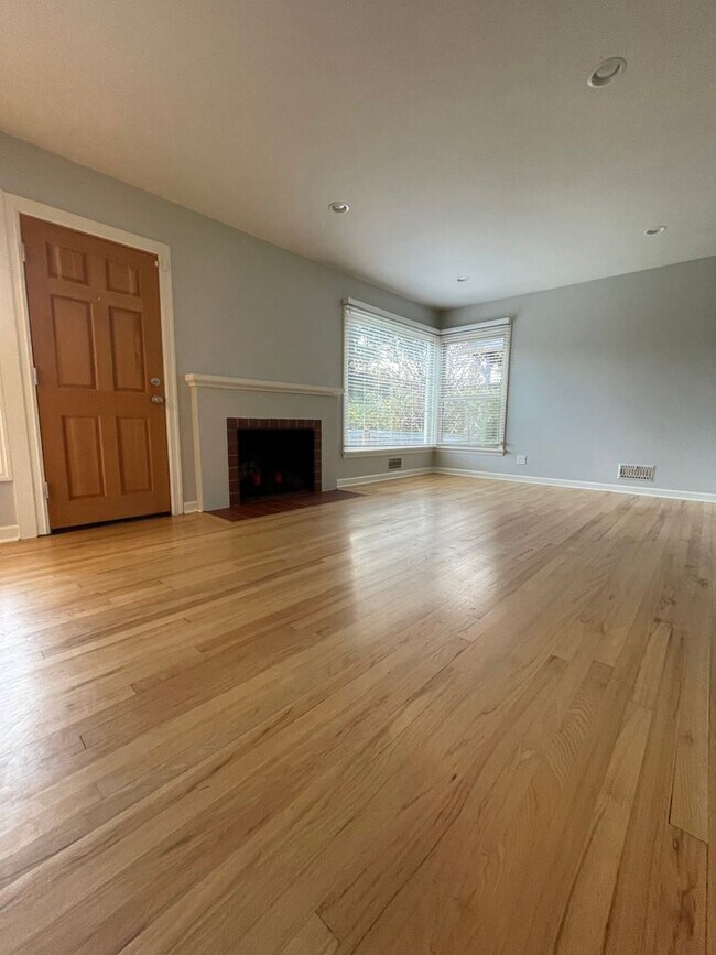 Foto del edificio - Sweet Maple Leaf Home for Lease