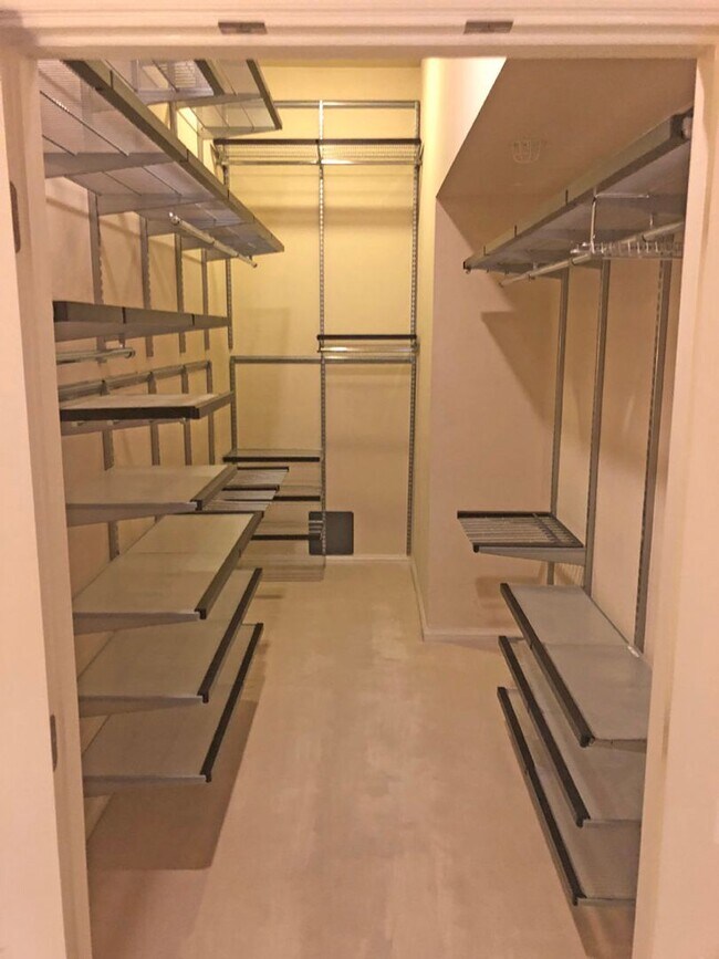 Foto del edificio - Incredibly Spacious Furnished 2 Bedroom/2 Bath Condo at Park Townsend