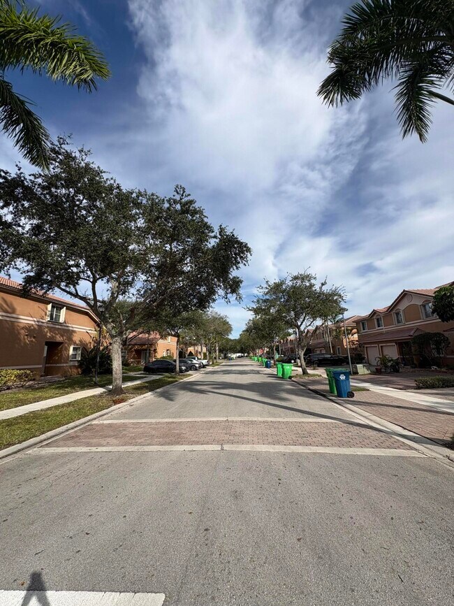 Foto del edificio - 2000 NW 99th Way