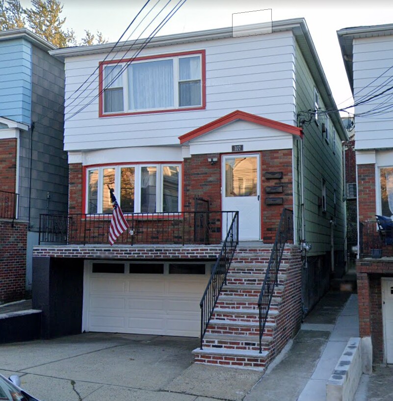 Primary Photo - 107 Hague St