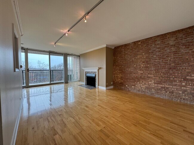 Building Photo - 6020 Oakwood Dr