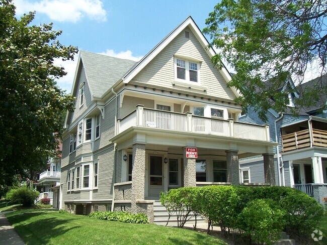 Building Photo - 1900 E Newberry Blvd