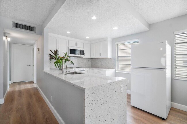 Building Photo - 283 Normandy Ln