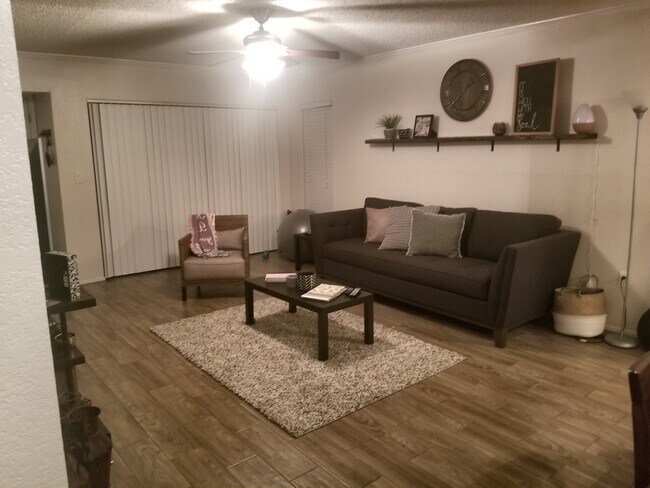Foto del edificio - 5690 Baywater Dr