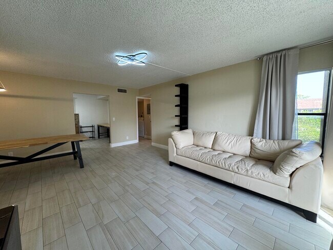 Building Photo - 724 Sunny Pine Way