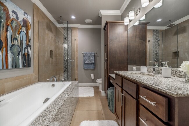 Baños que cuentan con ducha a ras de suelo y bañera. - River Pointe North