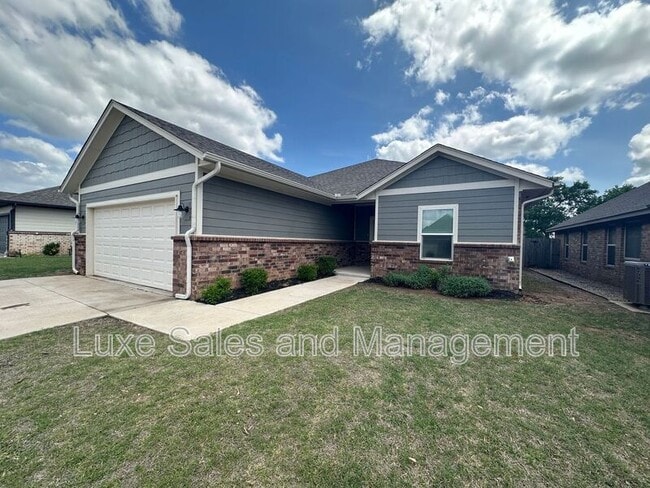 Building Photo - 2216 Fallview Dr