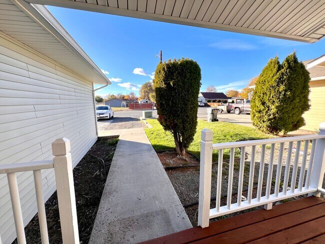 Building Photo - r2213