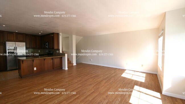 Foto del edificio - Beautiful 3 bd/2 bth Townhome just steps f...