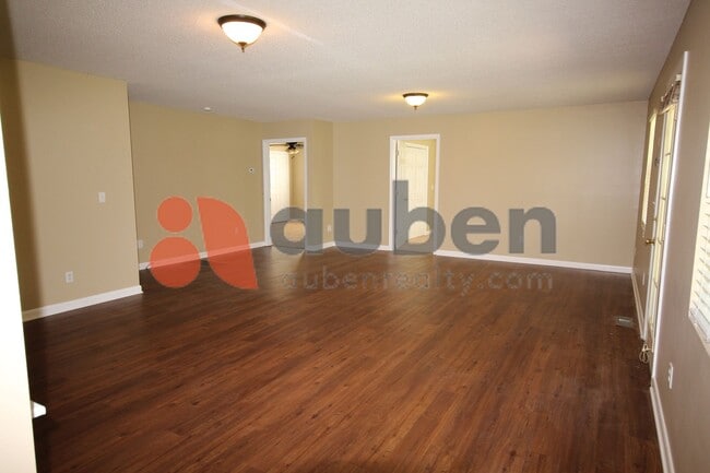 Building Photo - Quiet 3 Bedroom 2 Bath with Creek Access