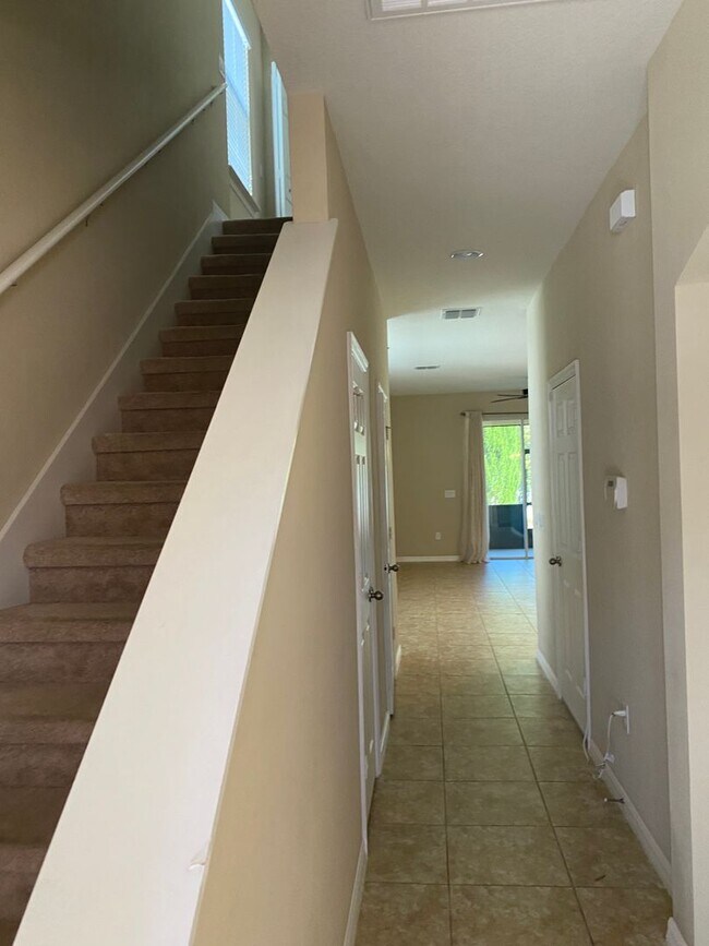 Building Photo - 3 BEDROOOMS. 2.5 BATHROOM TOWNHOME NEAR TH...
