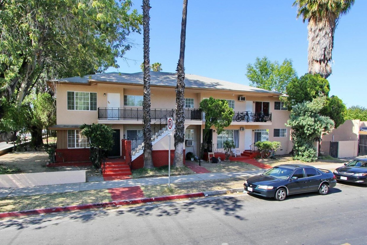 Foto principal - 6600 Woodman Ave