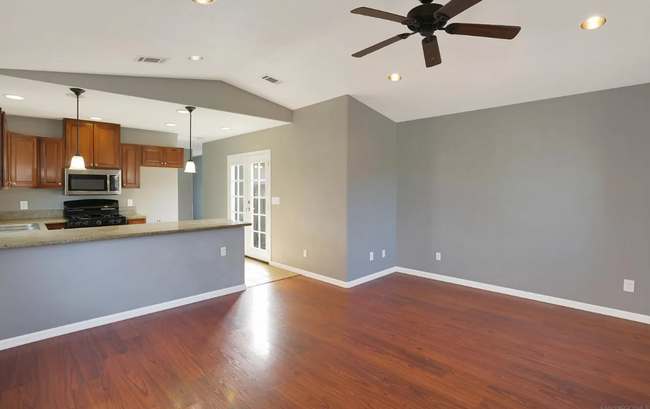 Building Photo - CHARMING UNIT WELL-MAINTAINED