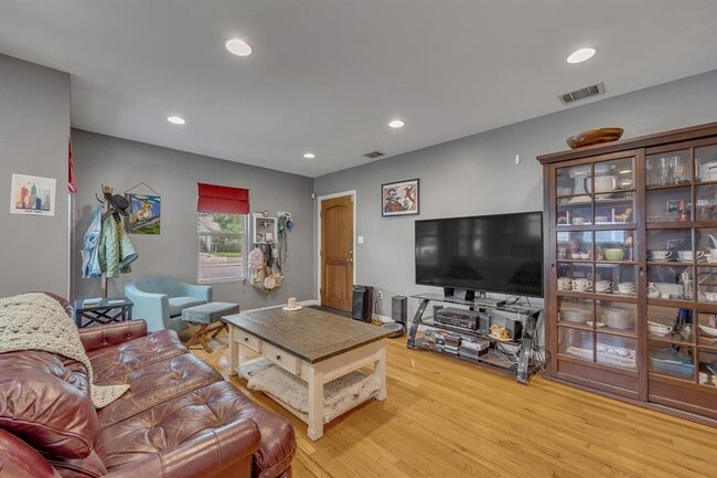 Building Photo - 5408 Avenue F