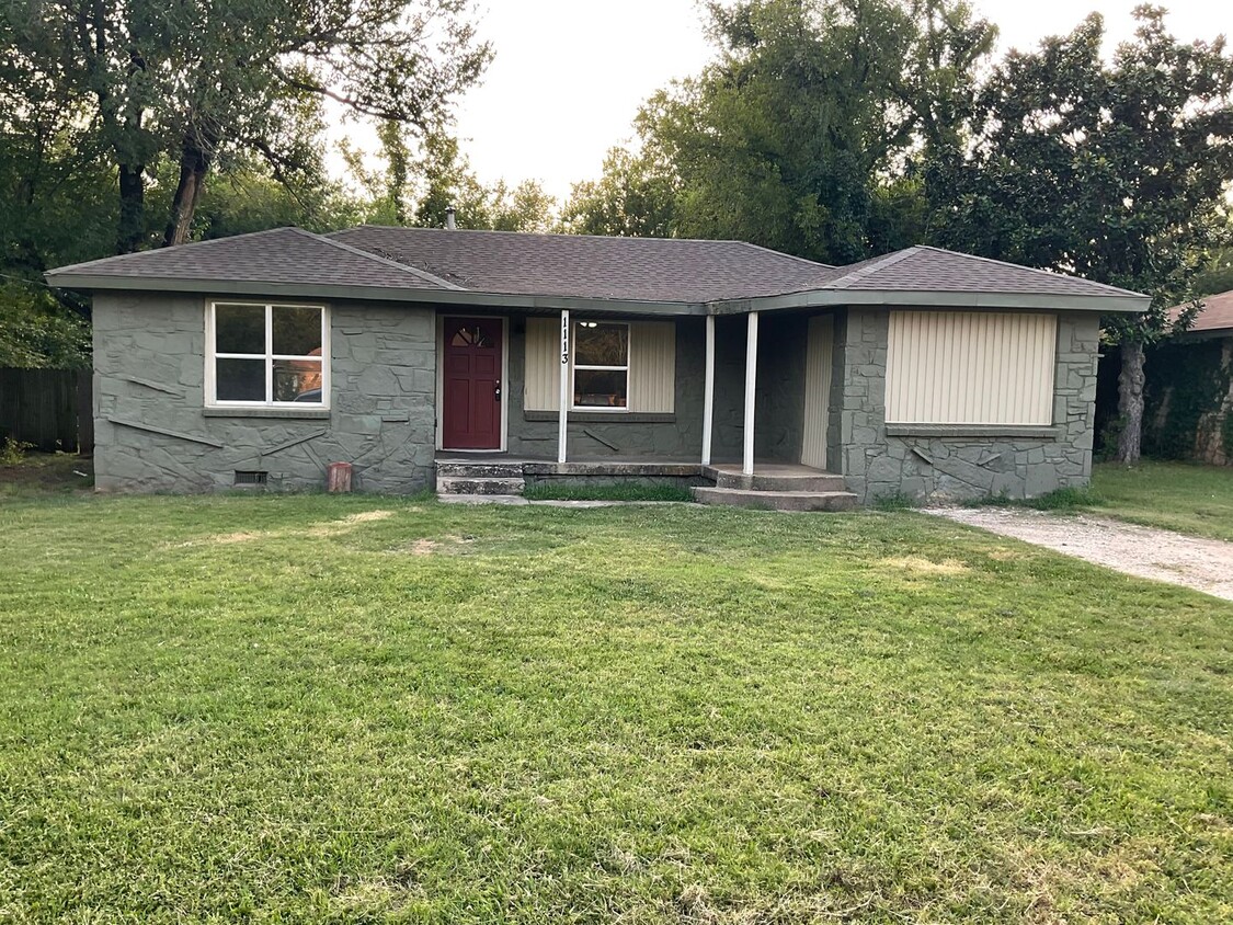 Primary Photo - 2 bedroom home on half acre on dead