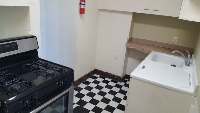 Building Photo - 2 bedroom 1 bath apartment