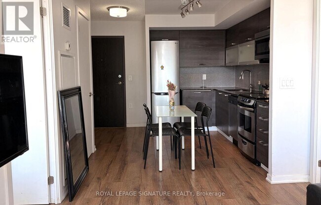 Building Photo - 36 Lisgar St
