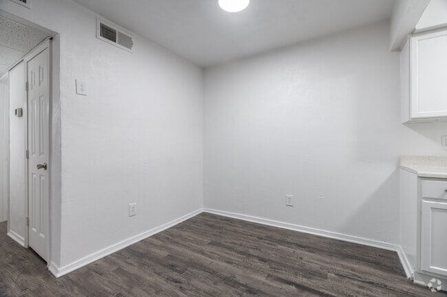2BR, 1.5BA - 865SF - Dining Room - The Courtland