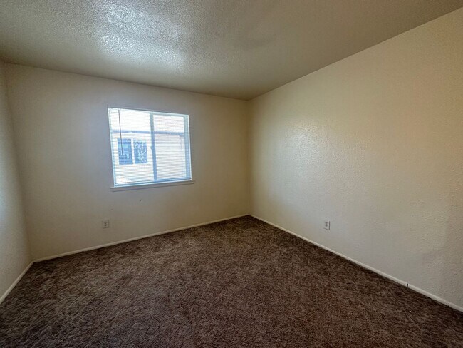Building Photo - 2 Bedroom 1 Bathroom Apartment available f...