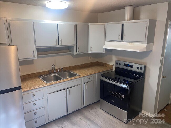 Building Photo - 611 Blendwood Dr