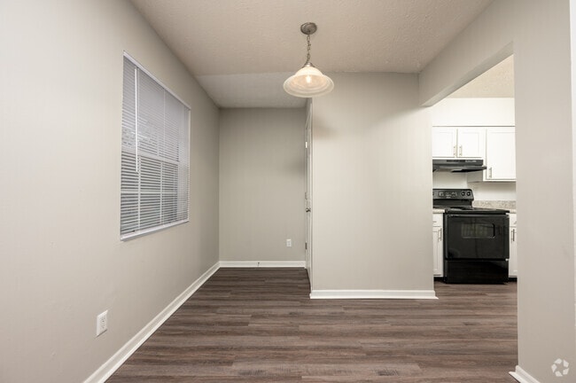 2BR, 1BA - 850SF - Dining Room - Hunter Ridge Apartments