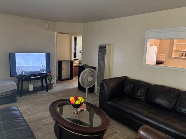 Building Photo - Updated charm and space in this 2 bedroom ...