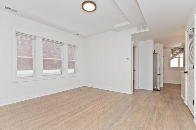 Building Photo - 2465 N Lincoln Ave