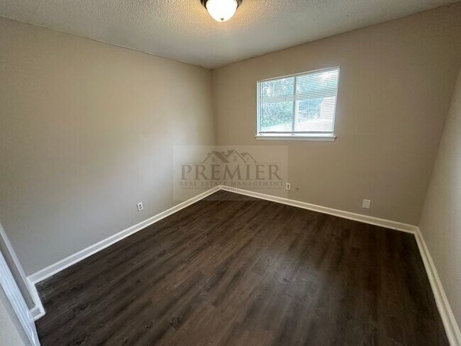 Foto del edificio - 6204 E 155th St