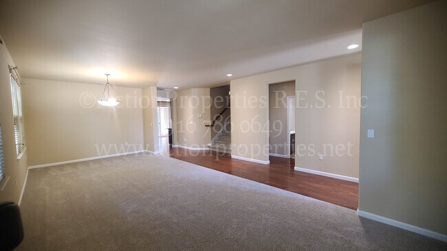 Foto del edificio - Two Story 5 Bedroom + Bonus Room 3 Bath - ...