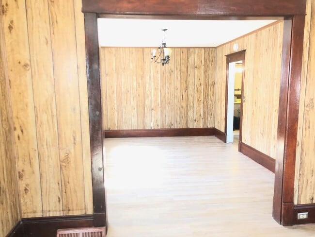 Foto del edificio - 1603 S Center St