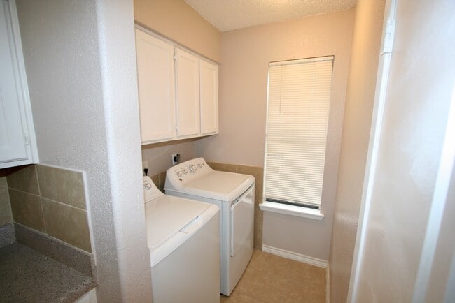 Foto del edificio - 17401 Red Oak Dr