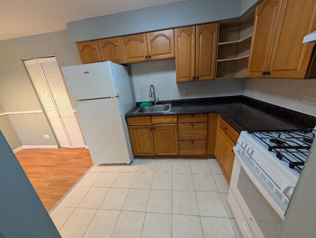 Building Photo - 5858 W 87th St