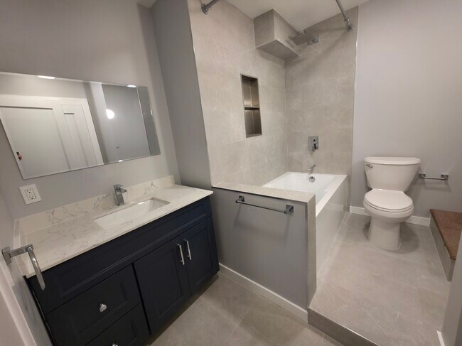 Large Bathroom - 82 Albert St N