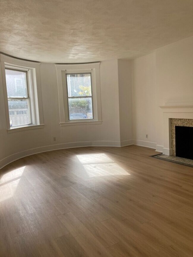 Building Photo - Amazing Value - De-leaded, Pet-Friendly 3-bed, 1.5bath Brookline Apartment
