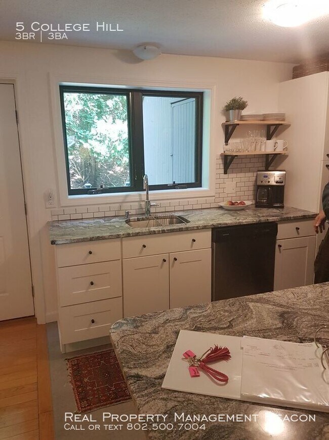 Building Photo - 3BR/2.5BA $2600 plus utilities