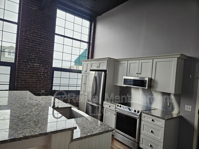 Building Photo - 324 Allen St