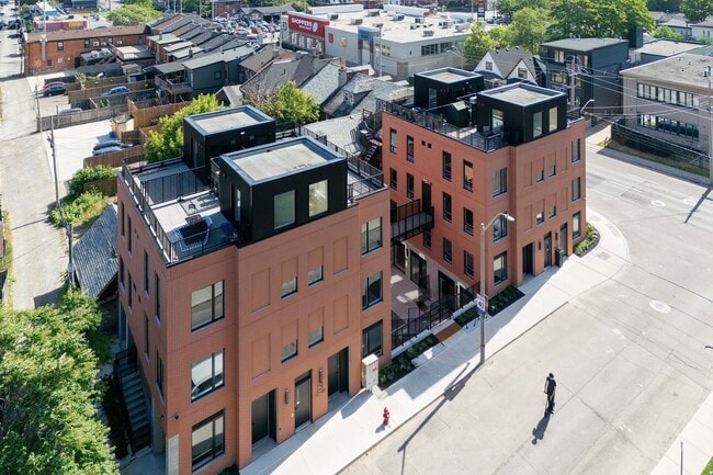 Building Photo - 131 Wellington St N