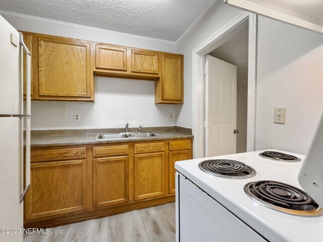 Foto del edificio - Renovated 3 bedroom/1 bathroom home with l...