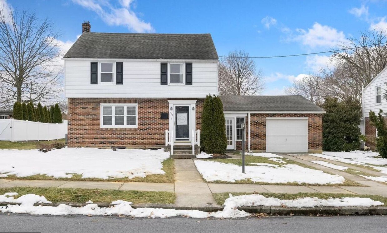 Primary Photo - 702 W. Oak Street