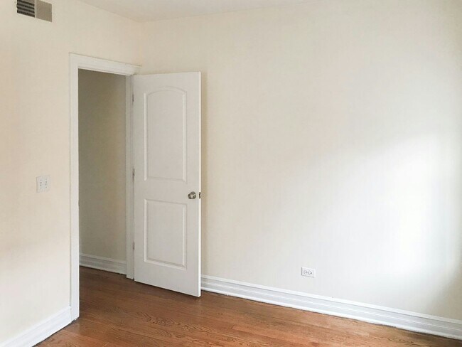 Foto del edificio - 3812 N Pine Grove Ave