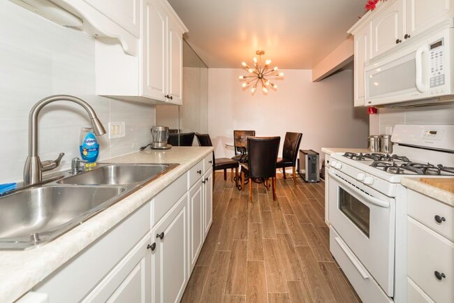 Building Photo - 9601 Bayview Dr