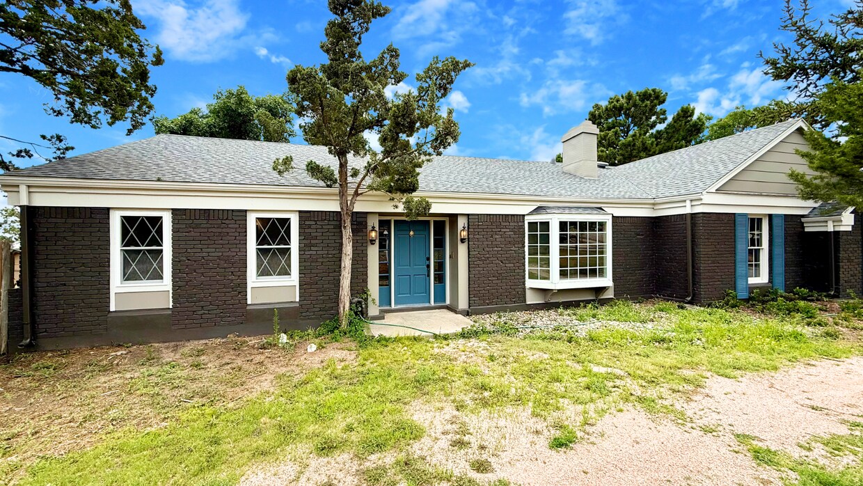 Foto principal - Stylish 3-Bedroom Remodel with Two Firepla...