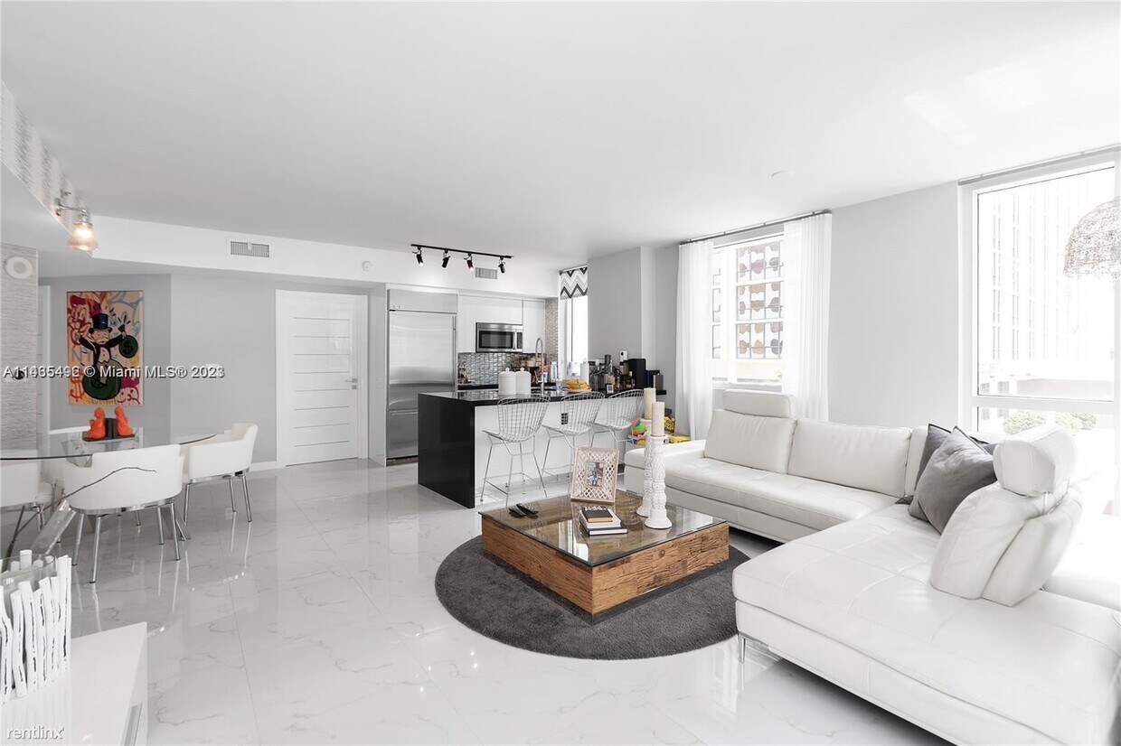Foto principal - 2 br, 2 bath Condo - 500 Brickell Ave Apt 301